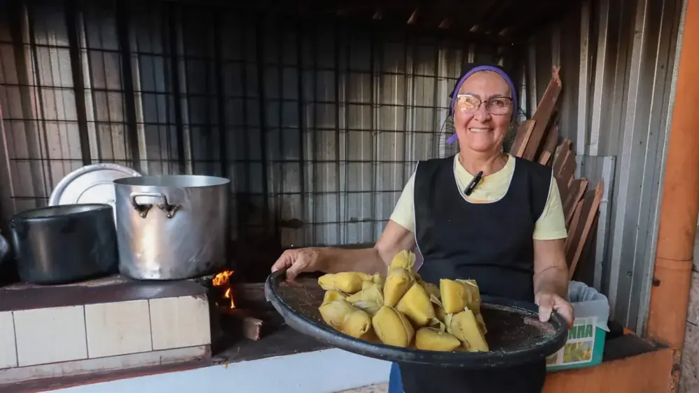 Alcione faz pamonha a R$ 5 há 30 anos em fogão à lenha