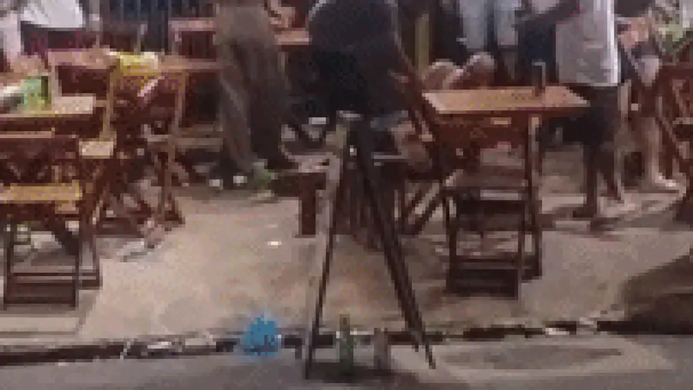 Briga generalizada em conveniência termina com homem de muletas caído