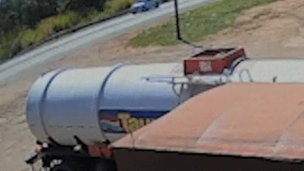 Carreta com algodão tomba na BR-163 em Campo Grande