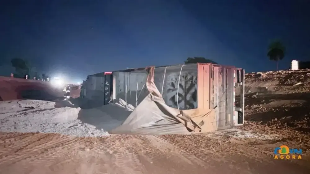 Carreta tomba em obra na BR-163, em Coxim; motorista fica ferido
