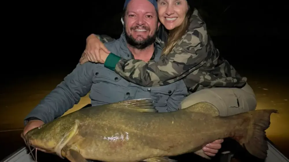 Casal pesca jaú de 25 kg no Pantanal em noite de lua cheia