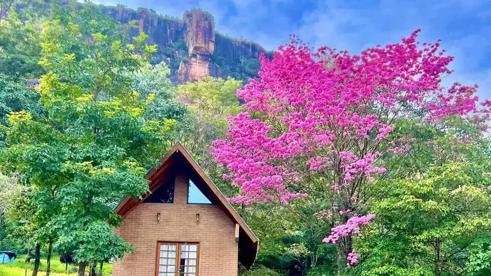Chalé em Piraputanga: paredão vira cachoeira em refúgio