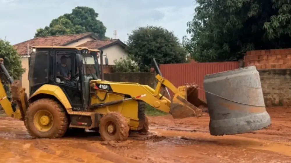 Chuvas em Três Lagoas abrem cratera e cancelam desfile de 111 anos