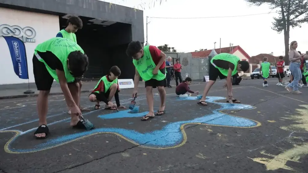 Crianças pintam rua para Copa em Campo Grande