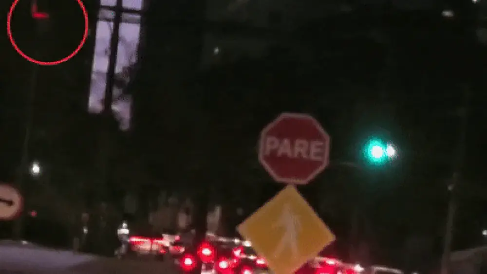 Falha em semáforo coloca dois sinais verdes ao mesmo tempo em Campo Grande