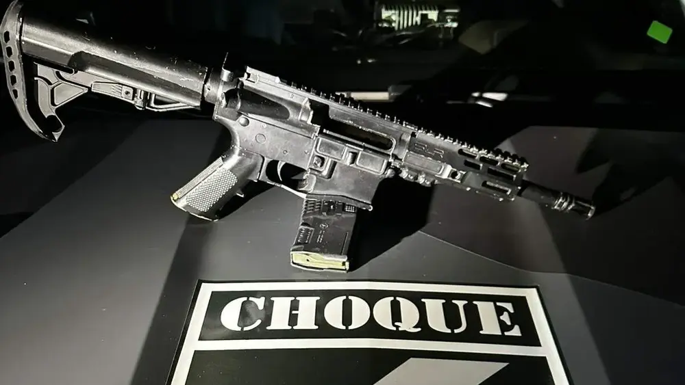 Fuzil americano M4 avaliado em R$ 40 mil é achado em avenida