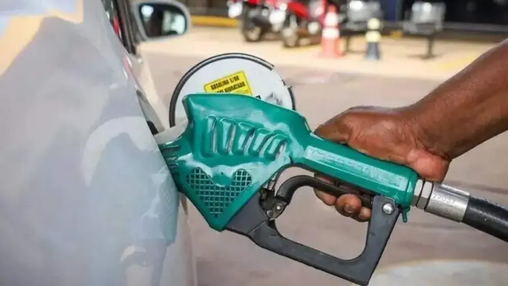 Governo prorroga por 30 dias subsídio de R$ 0,44 na gasolina