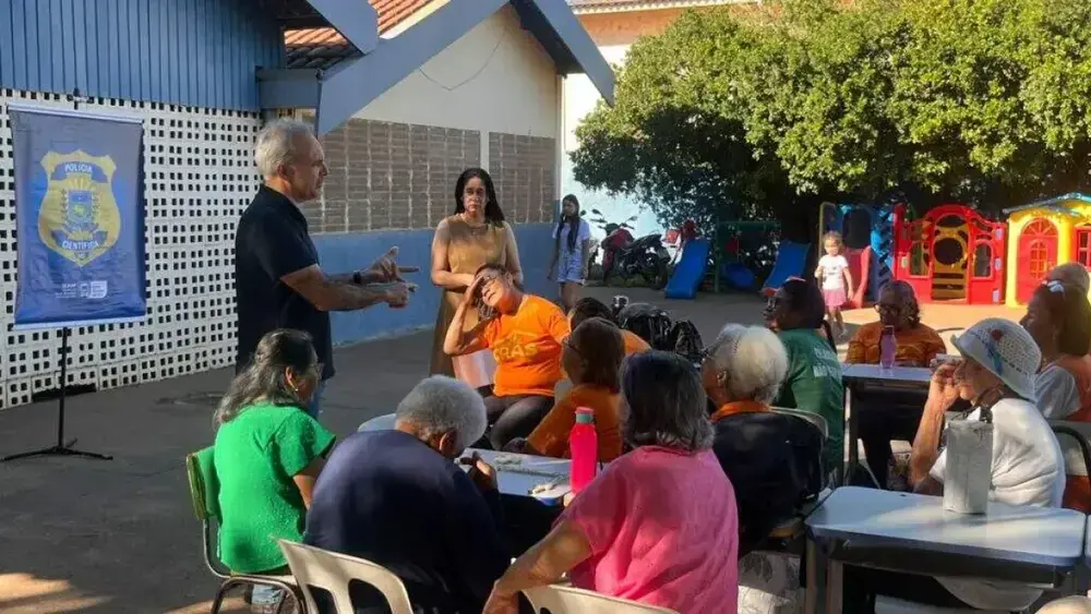 Idosos aprendem com policiais a evitar golpes financeiros