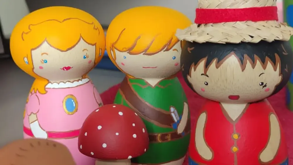 Kokeshis transformam casamentos e memórias em arte