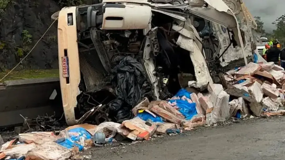 Morre em acidente com carreta na BR-277