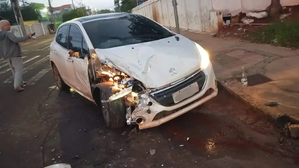 Motorista bate em carreta e abandona carro no local