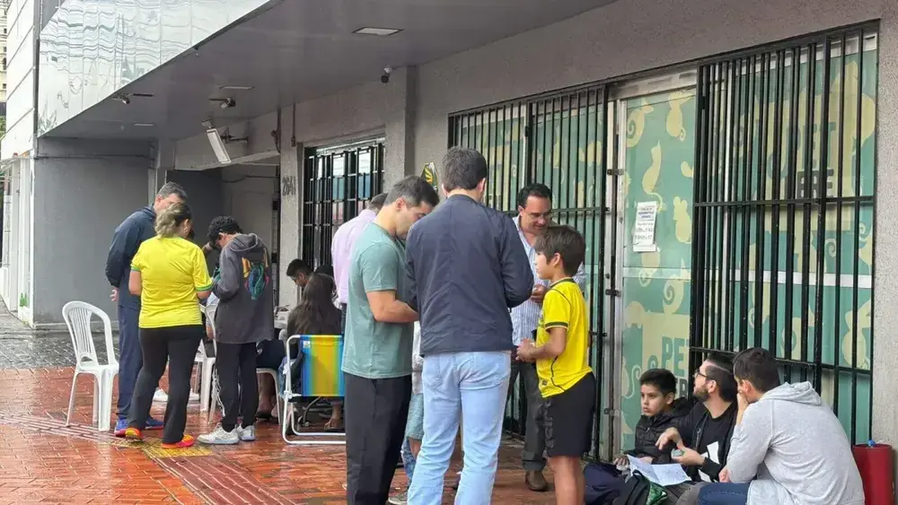 Nem chuva e jogo do Brasil param crianças na troca de figurinhas