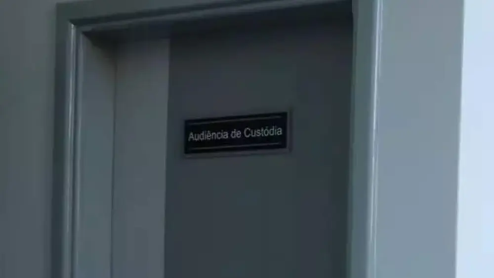 Padrasto preso por sugerir sexo oral a enteado de 7 anos